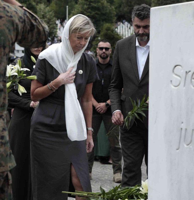 Hollanda’dan 27 Yıl Sonra Srebrenitsa Kurbanlarının Ailelerinden Özür
