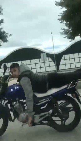 Motosikletin Üstüne Uzanarak Giden Genç, Ölüme Davetiye Çıkardı