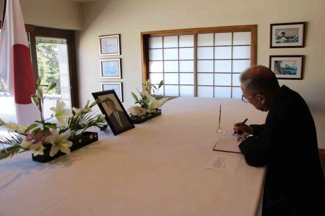 Japonya’nın Ankara Büyükelçiliği, Suikasta Kurban Giden Eski Başbakan Abe İçin Taziye Defteri Açtı