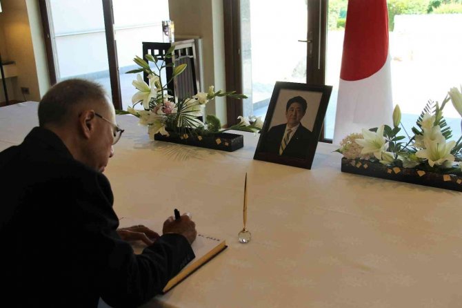 Japonya’nın Ankara Büyükelçiliği, Suikasta Kurban Giden Eski Başbakan Abe İçin Taziye Defteri Açtı