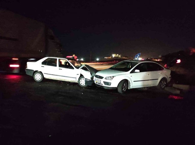 Şanlıurfa’da İki Otomobil Kafa Kafaya Çarpıştı: 5 Yaralı