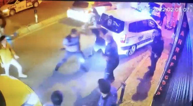 Beşiktaş’ta Bıçaklı “Afiş” Asma Kavgası Kamerada: Sopayla Zabıtaya Saldıran Genç Düşüp Ayağını Kırdı