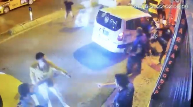 Beşiktaş’ta Bıçaklı “Afiş” Asma Kavgası Kamerada: Sopayla Zabıtaya Saldıran Genç Düşüp Ayağını Kırdı