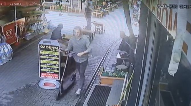 İ̇stanbul’da Kapkaççıyı, Polis Scooterle Sokak Sokak Gezip Yakaladı