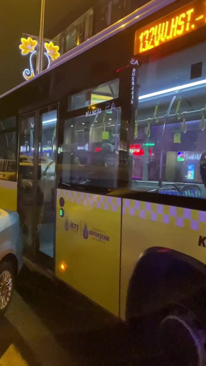 Sultanbeyli’de İ̇ett Otobüsünün Geçişini Engelleyen Otomobili Vatandaşlar El Birliğiyle İttirdiler