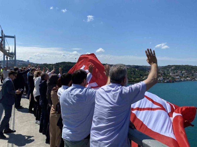 15 Temmuz Şehitler Köprüsü’ne Dev Türk Bayrağı Asıldı
