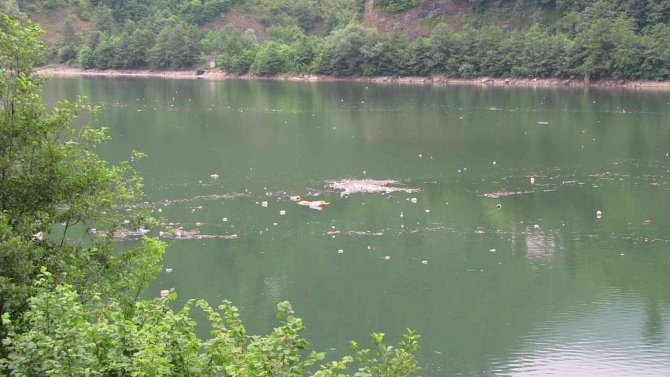 Kurban Atıklarını Baraj Gölüne Attılar
