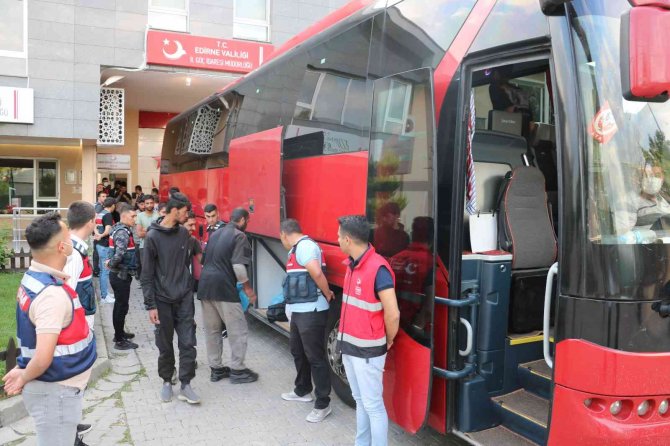 Edirne’de Yakalanan 260 Göçmen Sınır Dışı Edilmek Üzere İ̇stanbul’a Gönderildi