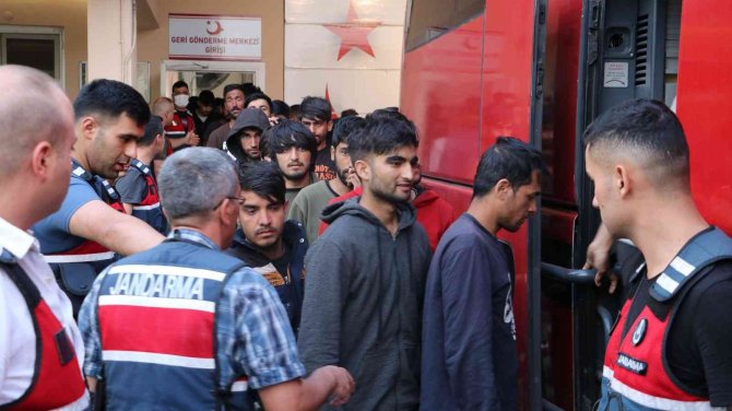 Edirne’de Yakalanan 260 Göçmen Sınır Dışı Edilmek Üzere İ̇stanbul’a Gönderildi