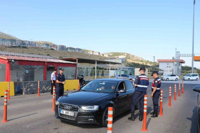 İ̇zmir’de Jandarma Ekipleri Bayramda Trafik Denetimlerini Arttırdı
