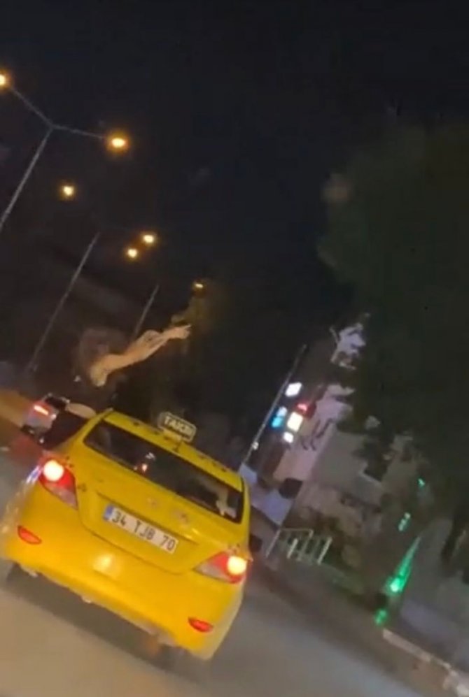 Kadıköy’de Genç Kadının Taksinin Camından Dışarı Çıkarak Dans Ettiği Anlar Kamerada