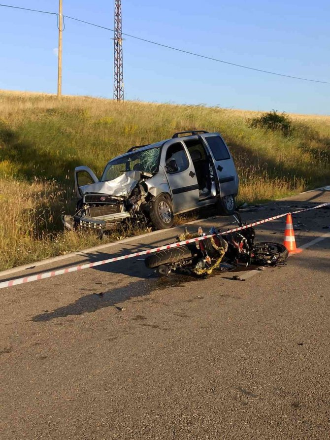 Otomobilin Çarptığı Motosiklet Sürücüsü Hayatını Kaybetti