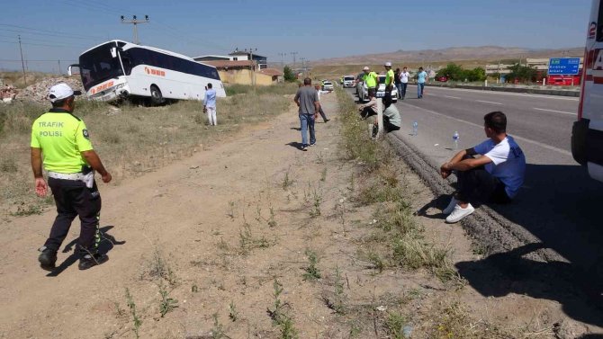 Yozgat’ta Otobüs Yoldan Çıktı, 8 Yolcu Hastaneye Kaldırıldı