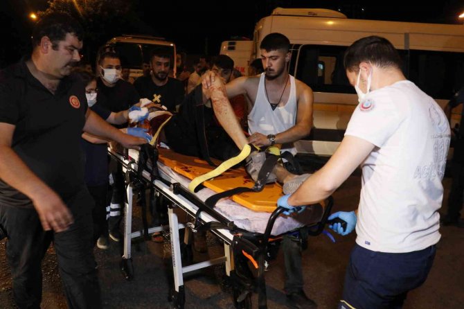 Adana’da Otomobil İle Servis Çarpıştı: 4 Yaralı