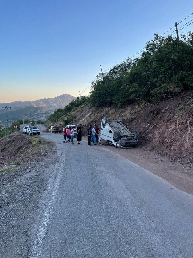 Tuncelide Hafif Ticari Araç Ters Döndü 4 Yaralı