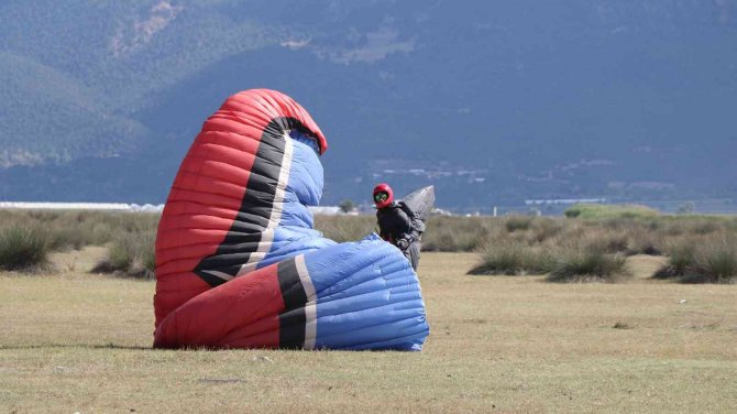 Çameli’nde Paraşüt Pilotları Bir Birleriyle Yarıştı