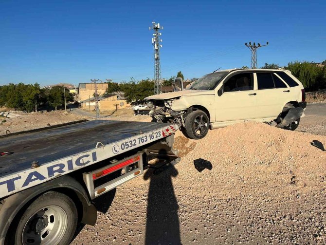 Elazığ’da Otomobil Kum Birikintisine Çarptı: 2 Yaralı