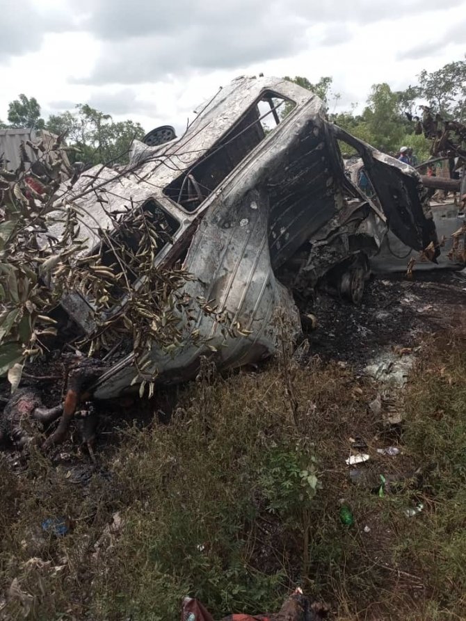 Nijerya’da Otobüs Otomobile Çarptı: 20 Ölü