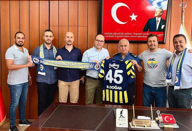 Kaymakam Ve Emniyet Müdürüne Fenerbahçe Forması