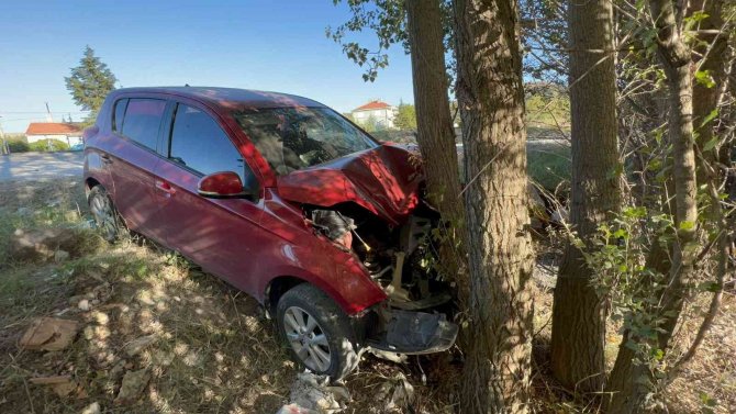 Afyonkarahisar’da 2 Otomobilin Çarpıştığı Kazada Sürücüler Yaralandı