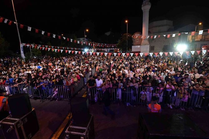 Yaz Konserleri, Başkentlileri Zara Ve Fettah Can İle Bir Araya Getirdi