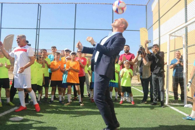 İ̇çişleri Bakanı Soylu, Mardin’de Çocuklarla Bir Araya Gelerek Top Sekterdi