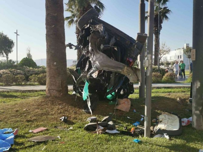İ̇zmir’de Bariyerleri Aşıp Ağaca Çarpan Araç Hurdaya Döndü: 2 Ölü, 1 Yaralı