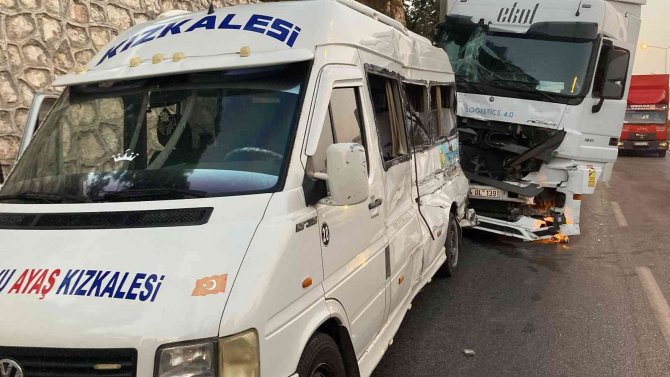 Tırla Yolcu Minibüsü Çarpıştı, Kaza Ucuz Atlatıldı