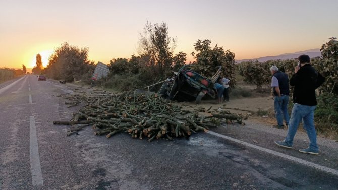 Tire’de Kamyon Traktöre Arkadan Çarptı: 1 Ölü, 1 Yaralı