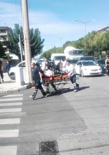 Hasta Taşıyan Ambulansla Hafif Ticari Araç Çarpıştı; 4 Yaralı