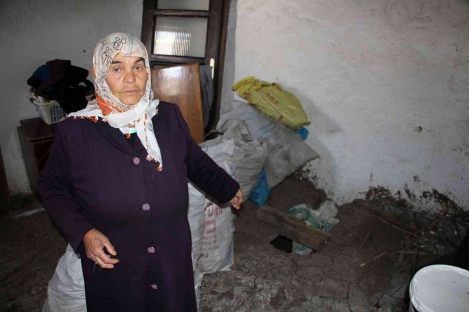 Yaşlı Kadın 3 Yıl Önce Yanan Evinin Onarılmasını İstiyor
