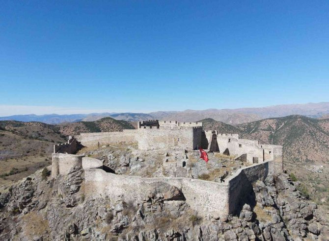 700 Yıllık Kov Kalesi’nin Duvarlarında Yüzyıllar Sonra Ok Sesleri Yankılandı