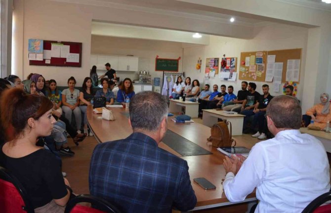 Milli Eğitim Müdürü Tetik, Silopi’de Müdürlerle Toplantı Yaptı, Öğrenciler İle Yemek Sırasına Girdi