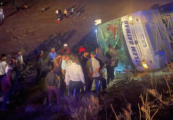 Şanlıurfa’da Yolcu Otobüsü Şarampole Devrildi: 25 Yaralı