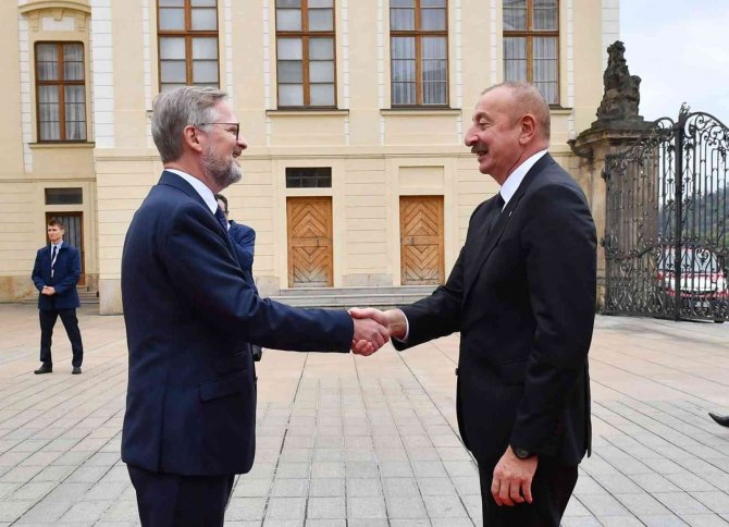 Aliyev, Avrupa Siyasi Topluluğu Zirvesi’ne Katılmak Üzere Prag Kalesi’nde