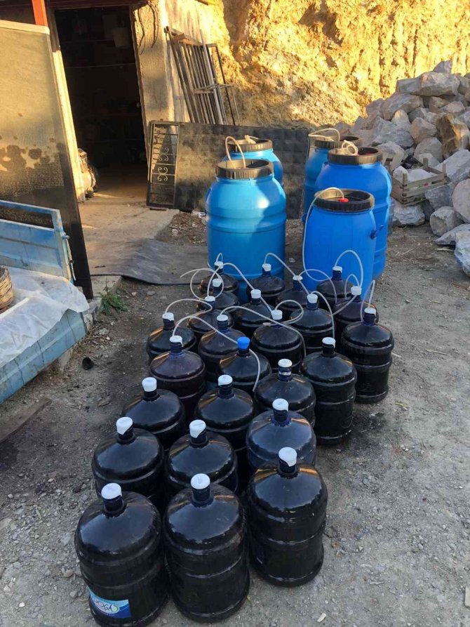 İ̇zmir'de Binlerce Litre Kaçak İçki Ele Geçirildi