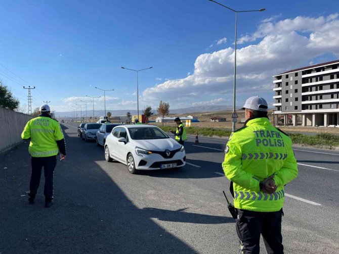 Uluslararas Karayolunda Trafik Denetimleri H Z Kesmeden Devam Ediyor