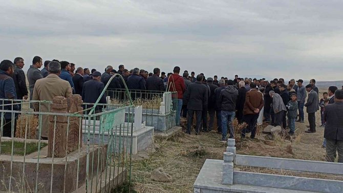 Ağrı’daki Otobüs Kazasında Hayatını Kaybeden Gürbüz Erciş’te Toprağa Verildi