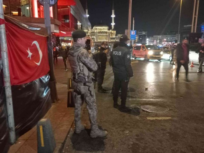 Taksim’de Huzur Uygulaması: Silahla Tehditten Aranan Şüpheli Yakalandı