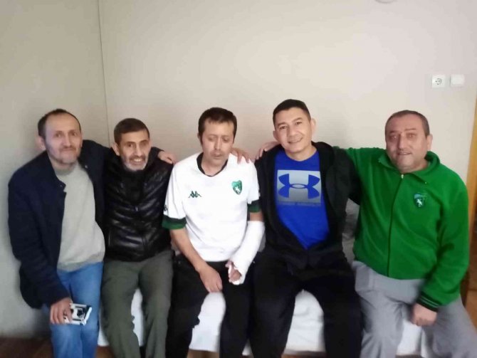 Kazada Ağır Yaralanmıştı, Taburcu Olunca Çok Sevdiği Kocaelispor’una Kavuştu