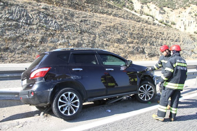 Kontrolden Çıkan Otomobil Bariyere Ok Gibi Saplandı: 1 Yaralı