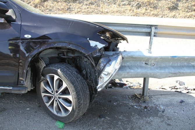 Kontrolden Çıkan Otomobil Bariyere Ok Gibi Saplandı: 1 Yaralı