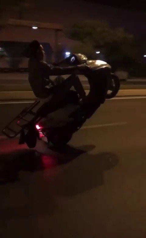 Pendik’te Motosiklet İle Tek Teker Üzerinde Tehlikeli Yolculuk Kamerada