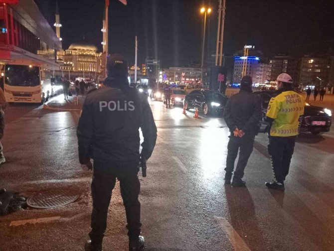 Taksim’de Huzur Uygulaması: Silahla Tehditten Aranan Şüpheli Yakalandı