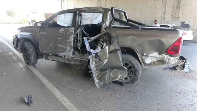 Tuzla’da Kaza Yaparak Savrulan Aracın Çarptığı Motosikletli Ağır Yaralandı