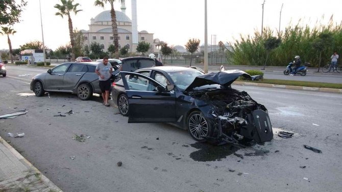 Antalya’da Çarpışan Otomobiller Hurdaya Döndü: 1 Yaralı