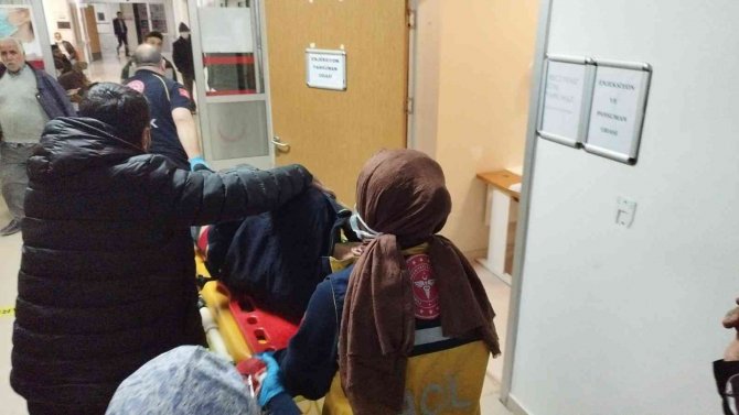 Minibüs Çarpan Komiser Ağır Yaralandı