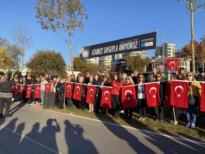 Kadıköy’de Binlerce Kişilik ‘Ata’ya Saygı Zinciri’ Oluşturuldu