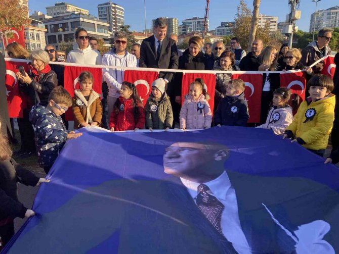Kadıköy’de Binlerce Kişilik ‘Ata’ya Saygı Zinciri’ Oluşturuldu
