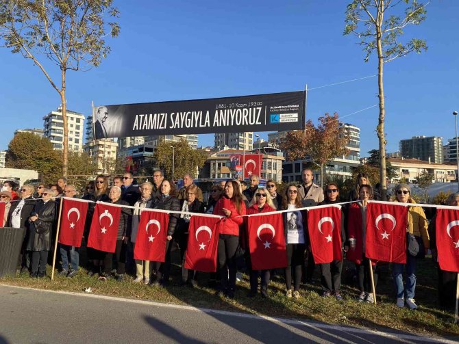 Kadıköy’de Binlerce Kişilik ‘Ata’ya Saygı Zinciri’ Oluşturuldu